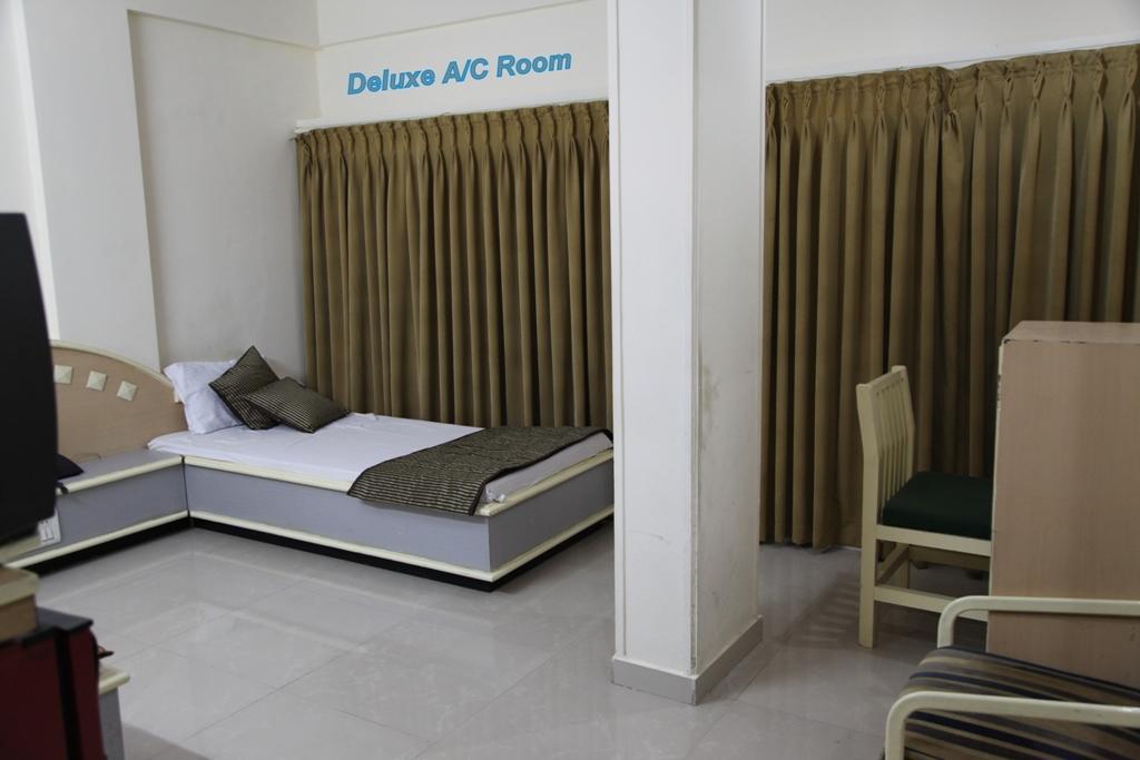 Hotel Aditya Rajkot Bagian luar foto
